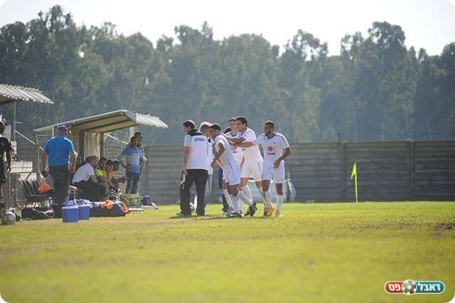 שחקני אום אל פאחם חוגגים (ארנון לוי)
